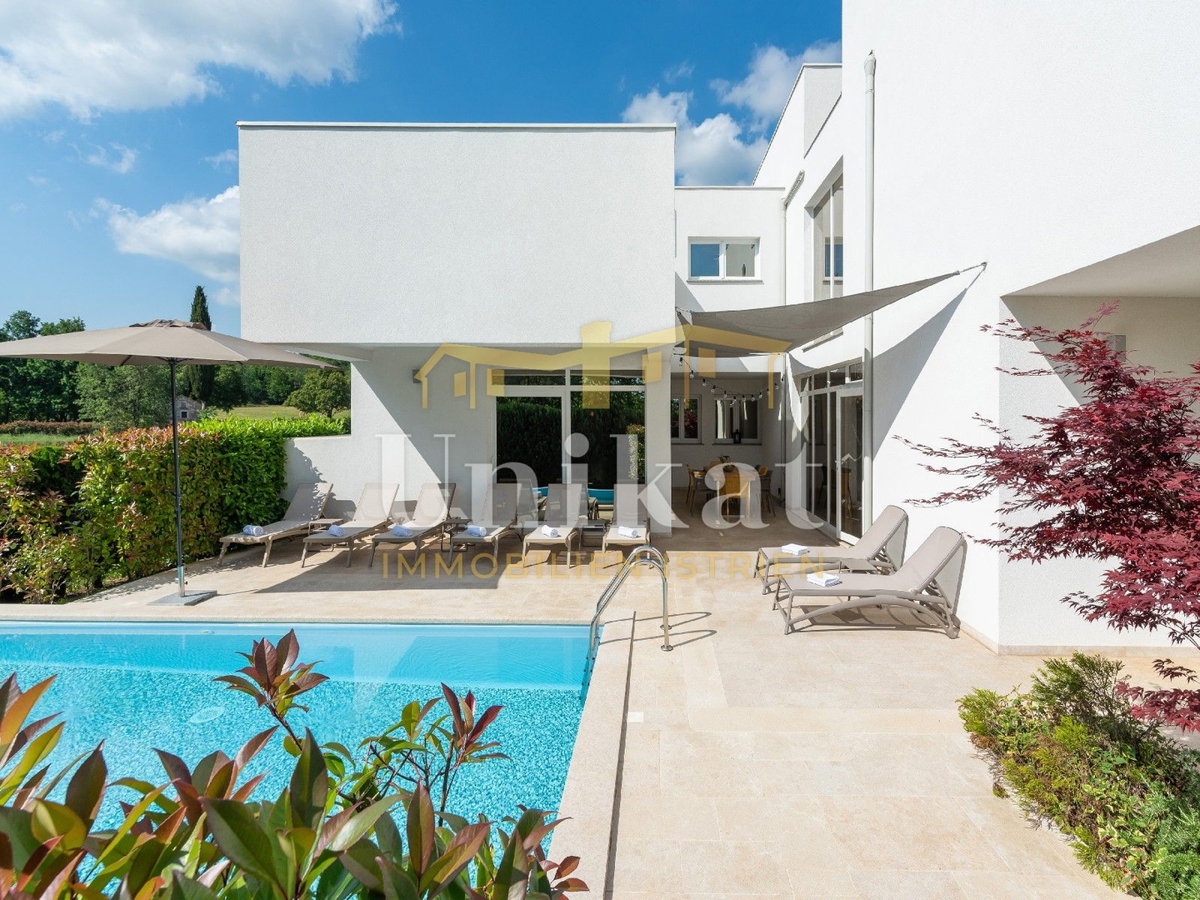 Moderna vila z notranjim in zunanjim bazenom